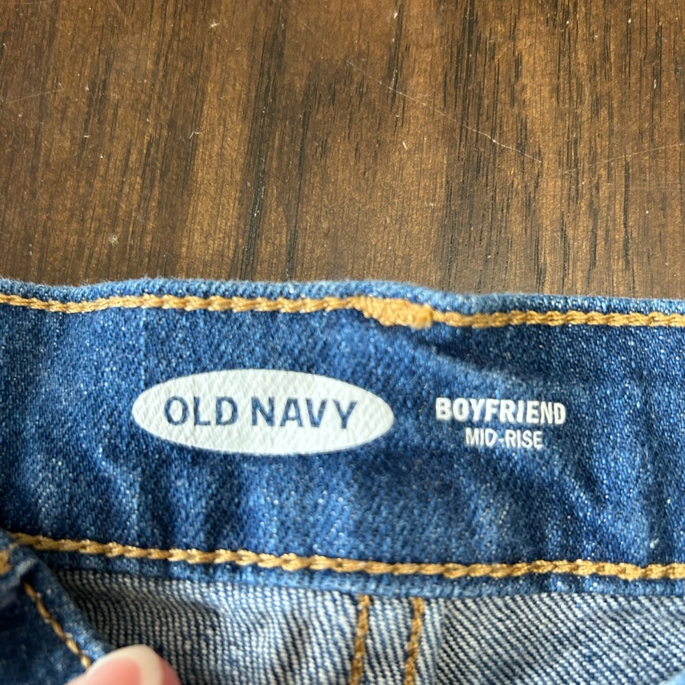 Old navy women’s mid-rise ripped boyfriend jean shorts size 2. - Picture 3 of 5
